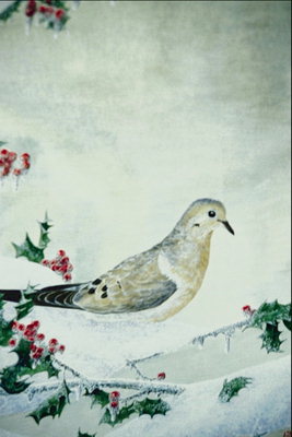 Птица в светло-коричневом и белом оперении. Ветки с красными ягодами