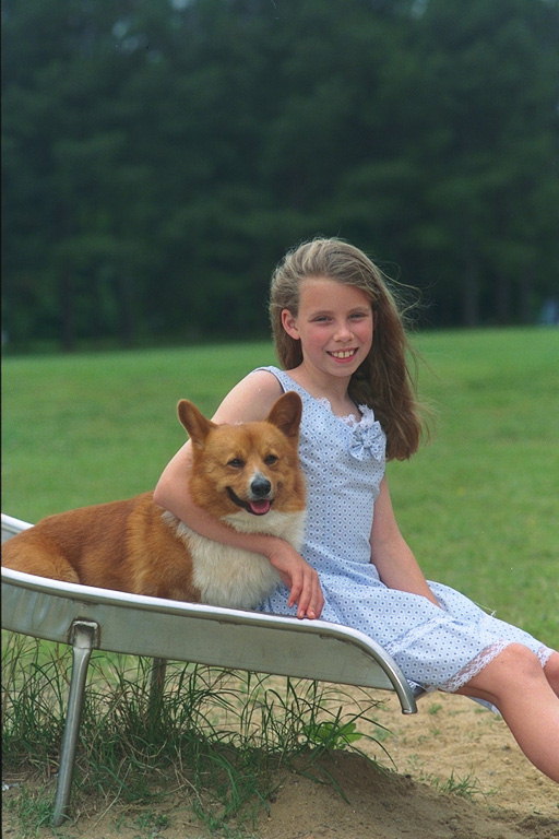 Девочка в сарафане в голубой горошек с псом