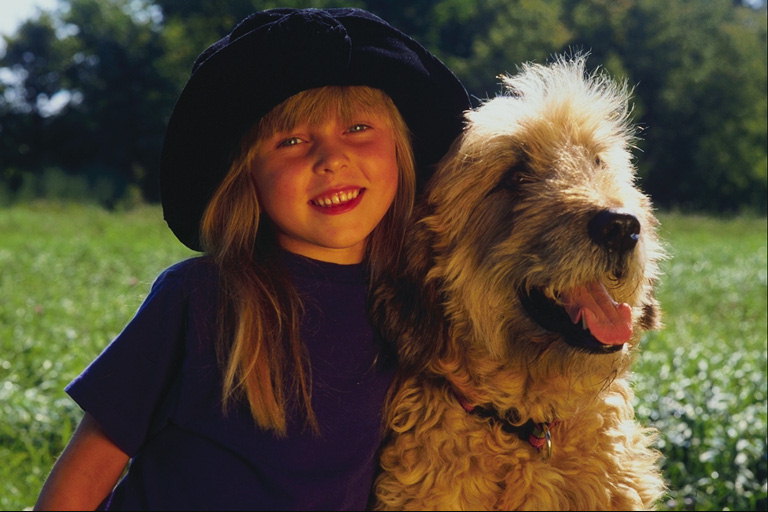 Девочка в шляпе с лохматым псом