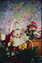 Белый котенок в плетенной корзине среди цветов