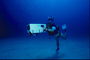 Taucher mit einer Kamera für Unterwasser-Aufnahmen