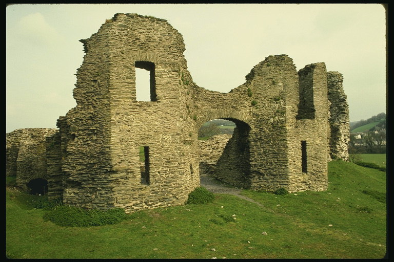 A estrutura da parede frontal, com aberturas de portas e janelas