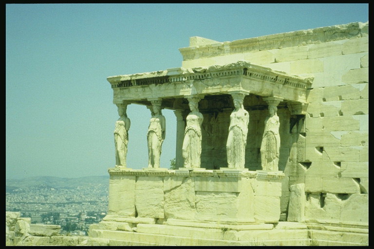 Женские статуи встроенные в сооружение известного греческого архитектора