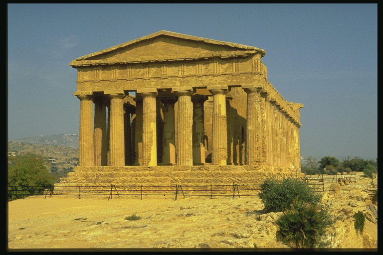 Грецька давня будівля на невеликій світлій сонячної горі