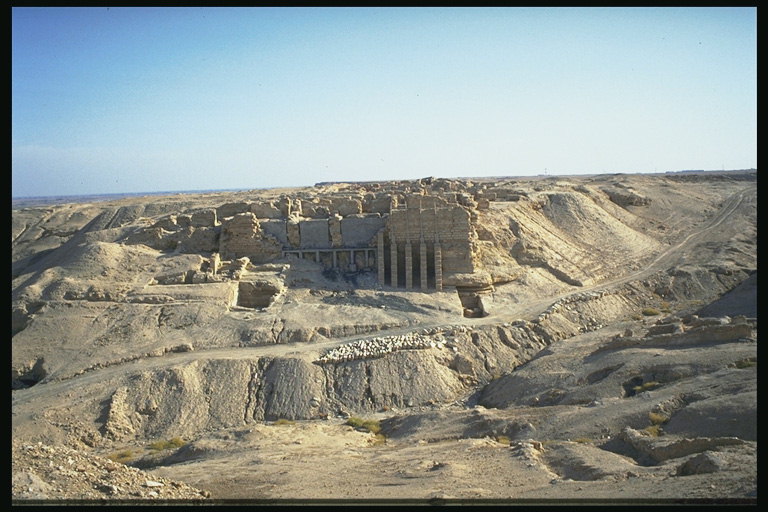 Раскопки обнаруживают в пустыни старинное сооружение