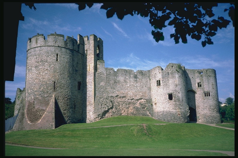 Starobylé anglické hrad u zeleného trávníku perfektní konzervaci