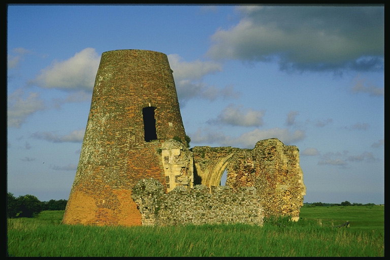 De toren van het kasteel: een unieke erfenis van de vroegere pracht en praal oude Poolse graaf