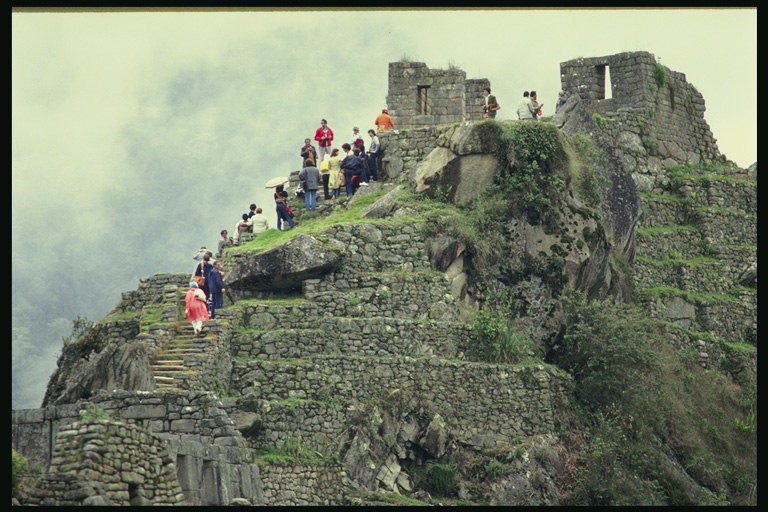 Fotogrāfija senā pils uz kalna, uz kura bija vēsturiskās atmiņas un sabruka sienām