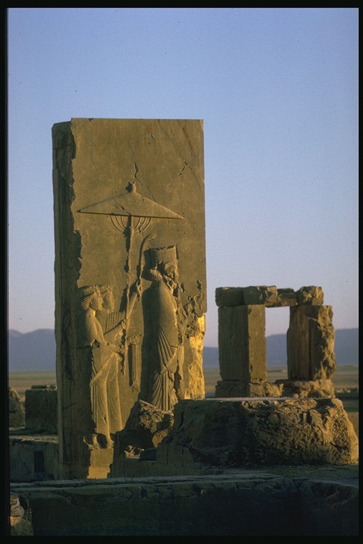 Starověké vyřezávané postava na desku s obrazem panovníka a na něž se vztahuje císař slunce