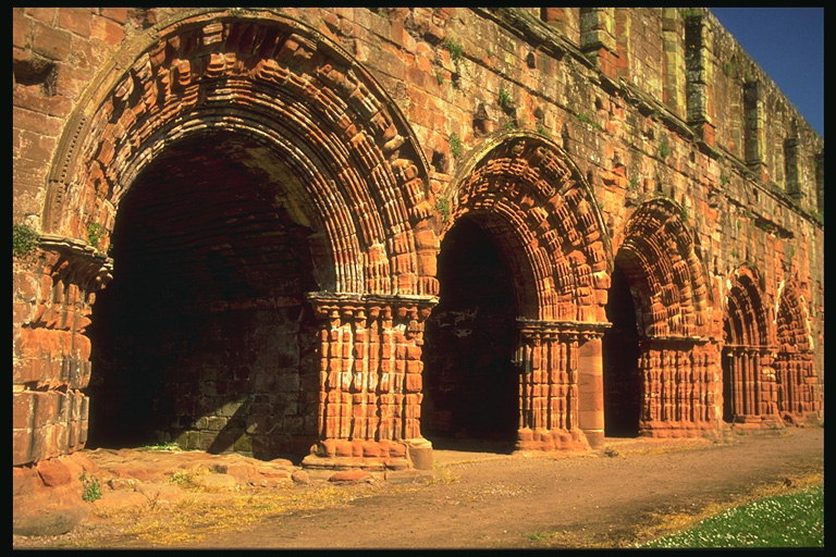 Вход из арки в древней город окружённый высоким валом