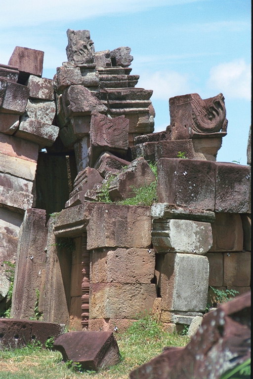 Um monte de blocos de pedra no sítio dos edifícios antigos de natureza religiosa