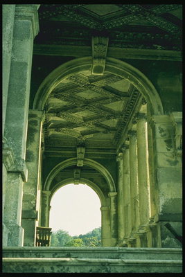 Сквозной проход через внушительный храм в форме арки