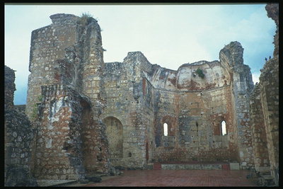 Стены большой толщины старинного бывшего замка