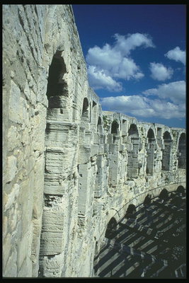 Высокое сооружение из камней и окон в древней крепости