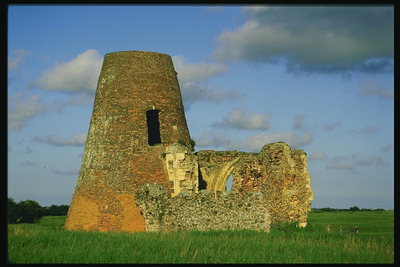 Menara kastil: warisan hanya dari kemegahan masa lalu Polandia tua menghitung