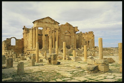 Античких зграда на последњој фази уништења у пустињи