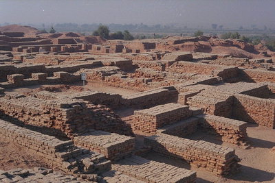Фундамент давнего архитектурного сооружения выложенного из коричневого кирпича