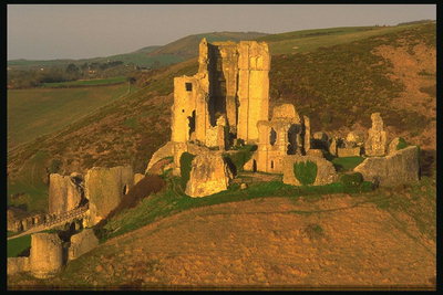 Les ruines du château situé sur la butte est un aimant pour les touristes