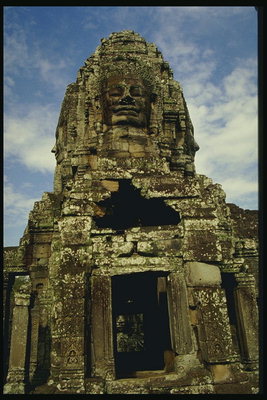 Veistetty kasvot muinaisen jumaluuden yläosassa olevan uskonnollisen temppelin