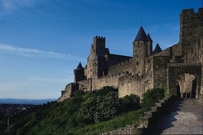 Старинный замок на вершине горы. К замку ведёт каменная дорога с безопасными бордюрами