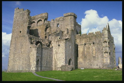 A vastag falak egy katonai erőd. A várat a jól karbantartott pályák közül a zöld rétek