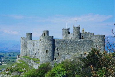 Longtime verlassene Burg auf niedrigen Hügeln von Frankreich