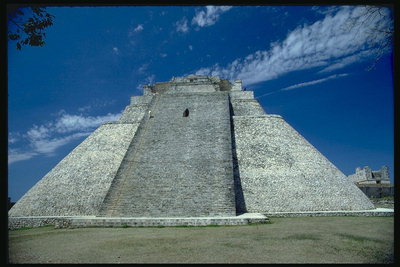 Известная египетская пирамида для прославления правителя на фоне синего неба