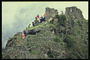 Valokuva linnan mäellä, jossa oli historiallisia muistoja ja romahti seinät
