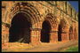 Вход из арки в древней город окружённый высоким валом