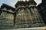 Сложные архитектурные узоры на индийском храме для поклонения верующих людей