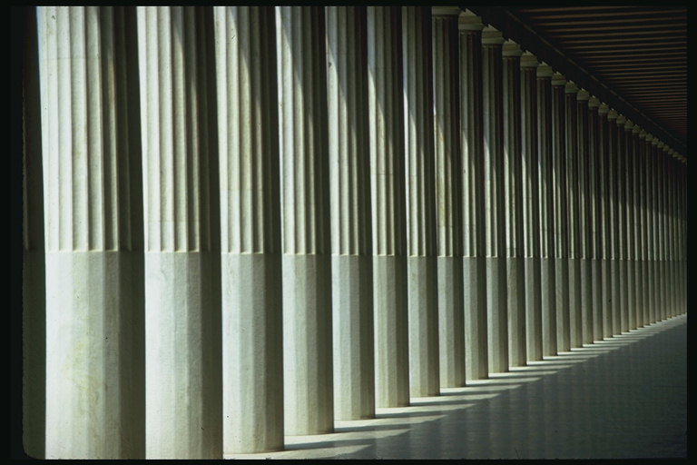 Рельеф на поверхности ряда колонн