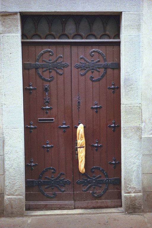 Деревянная дверь с металлическим рисунком