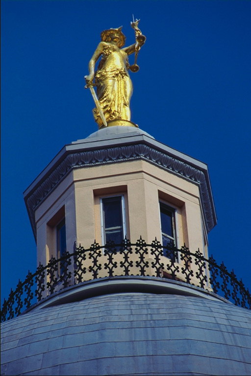 Девушка с мечем на крыше здания. Статуя