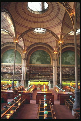 Зал библиотеки. Стелажи с книгами, круглый купол