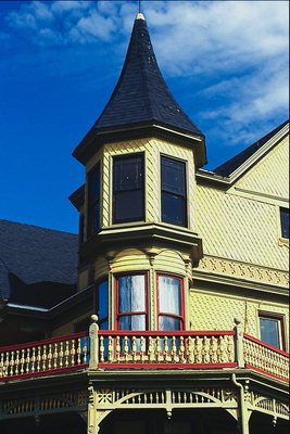 Балкон с деревянными перилами