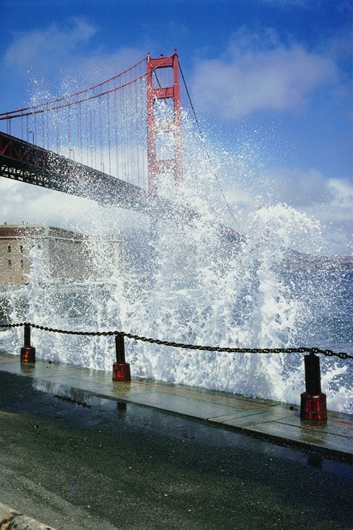Fotografie mostu přes vodní sprej