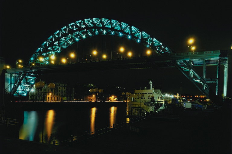 Blauwe en gele lichten van de brug over de rivier