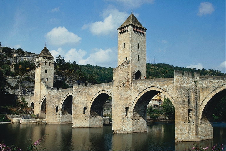 Старинный каменный мост с башнями