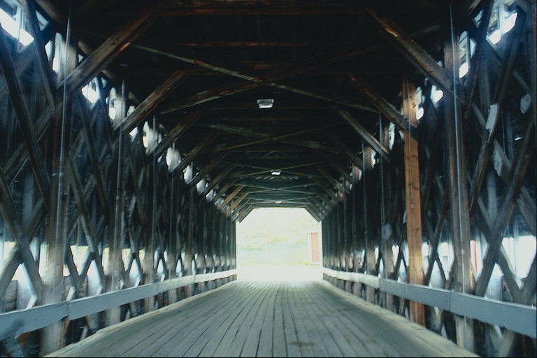 Крытый мост с деревянных досок
