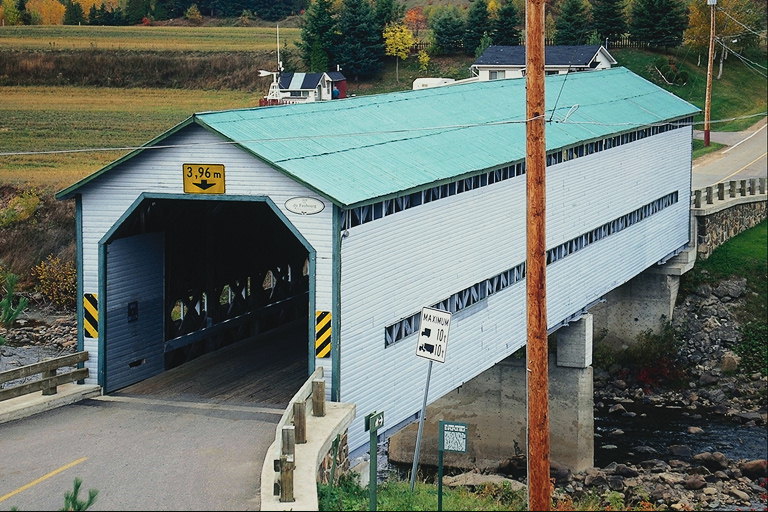 yeşil çatı kapalı tesisi ile Köprüsü