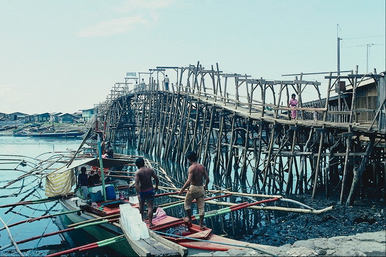 アフリカの木製の橋の建設