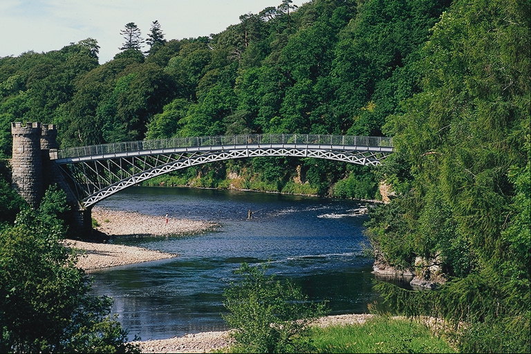 Мост у реки, берега реки покрыты лесом