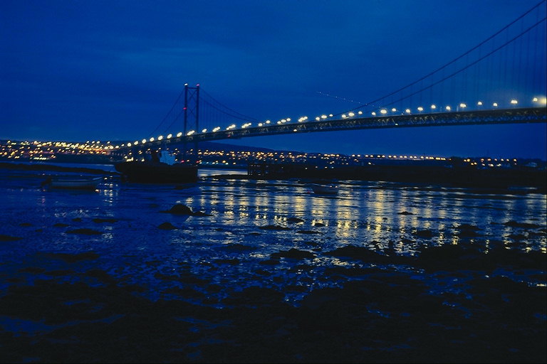 Ночной мост в огнях на фоне синего неба