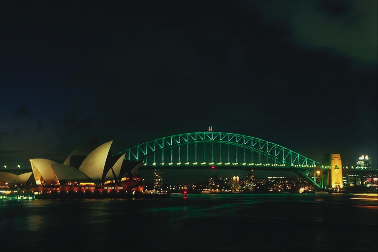 Most v zelená světla proti černé obloze