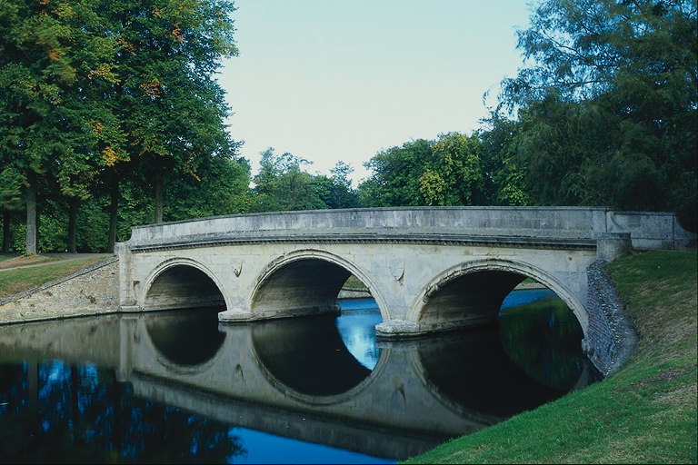 Χαμηλή γέφυρα στο πάρκο