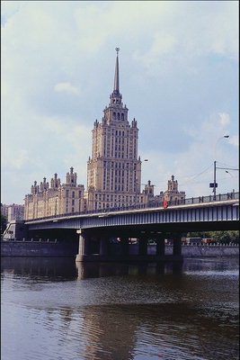 Мост в российской столице через речку Москва