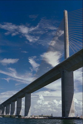 Колонны, поддерживающие мост