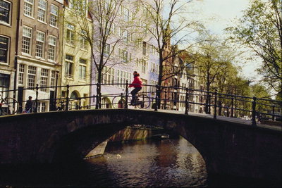 Мост над каналом для пешеходов и велосипедистов