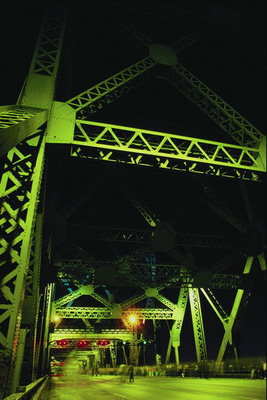 Конструкция моста, освещённая зелёным светом