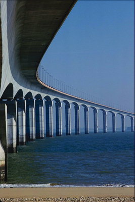Мост полукруглой формы с каменными опорами